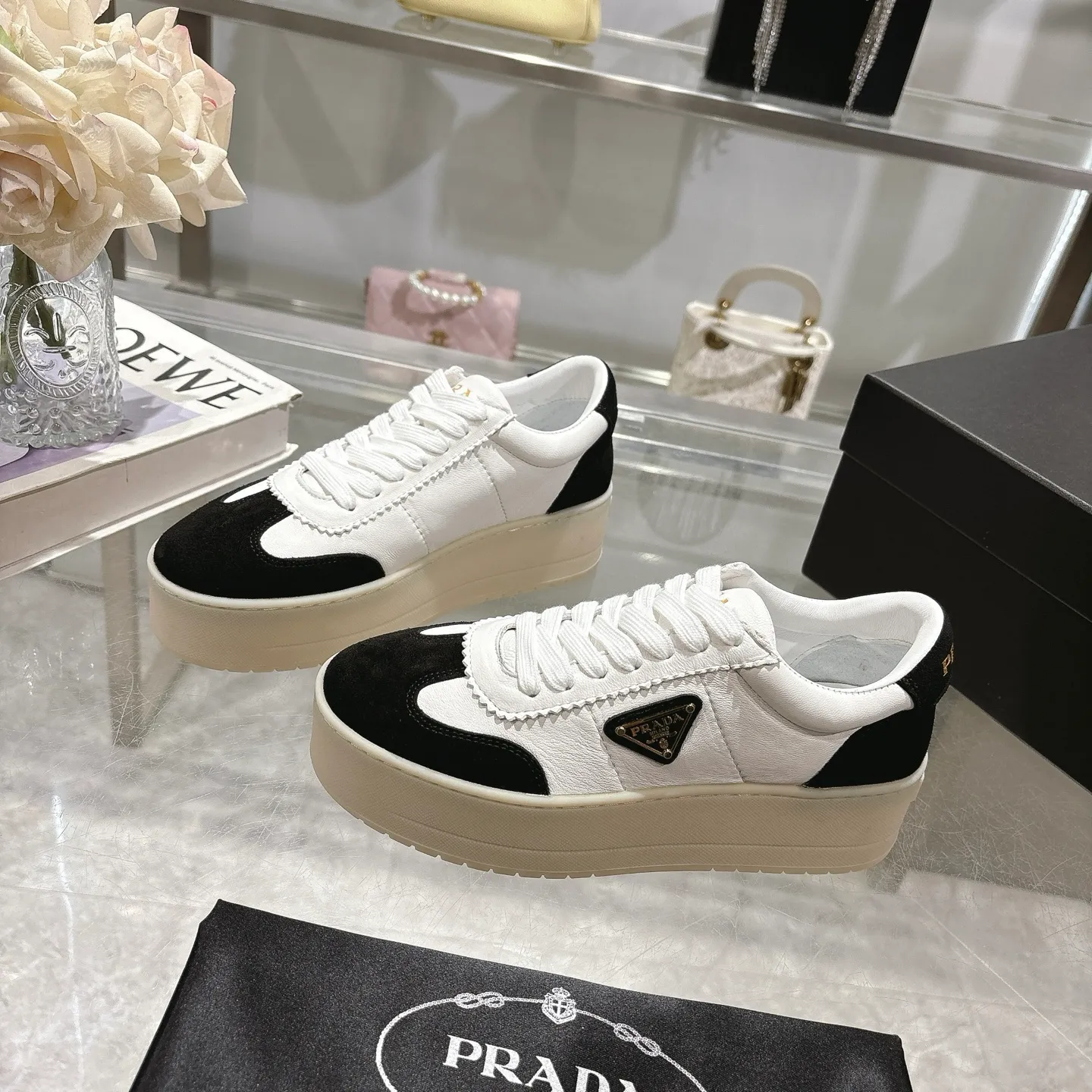 👟👟Ex-factory price 540👟👟 Prada 25 new thick-soled casual sneakers. This sneaker continues the timeless silhouette and is a new classic item. Crafted from leather to enhance style. The style is light, with a triangle buckle logo and a 5CM thick sole. It is suitable for all seasons and can be matched with all kinds of casual styles. In an era where various styles are full of attention, the most long-term companion and the one that captures people's hearts bit by bit is undoubtedly the white shoe. Fabric: Cowhide Lining: Sheepskin Outsole: Original TPU two-color outsole Sole thickness: 5CM Size female 35-40